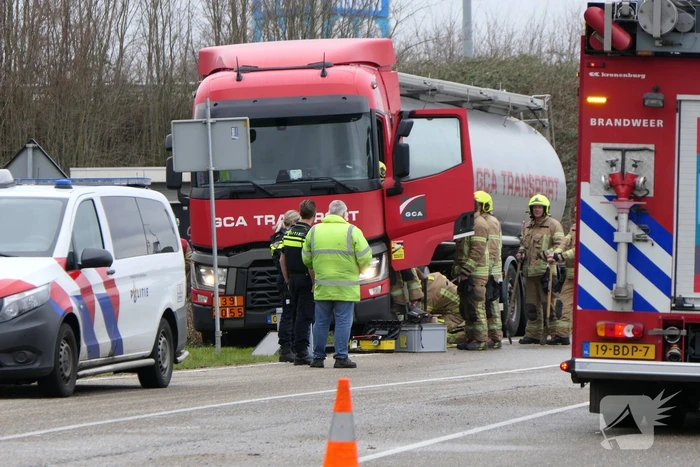 Vrachtwagen lekt brandstof in havengebied
