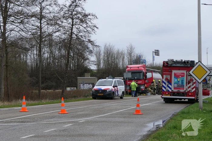 Vrachtwagen lekt brandstof in havengebied