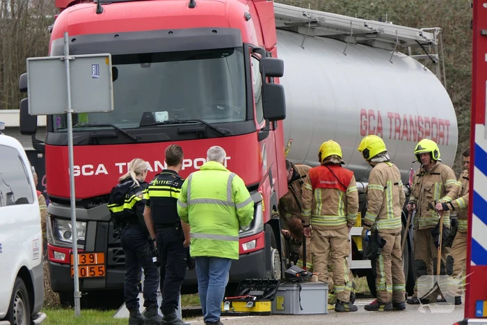 Vrachtwagen lekt brandstof in havengebied