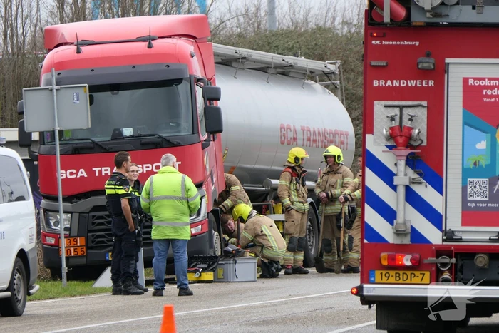 Vrachtwagen lekt brandstof in havengebied