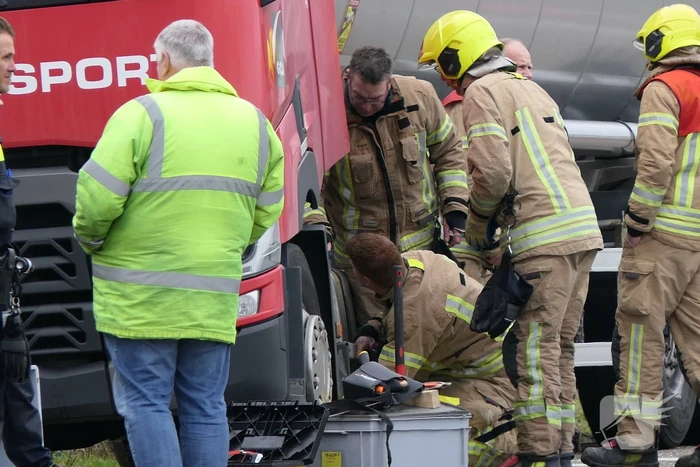 Vrachtwagen lekt brandstof in havengebied