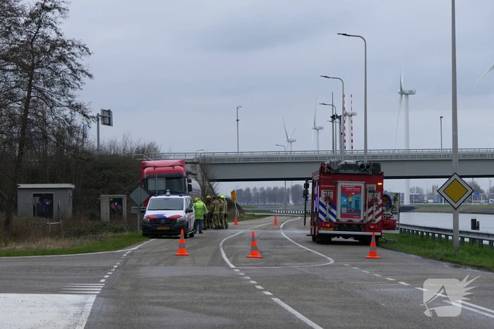 Vrachtwagen lekt brandstof in havengebied