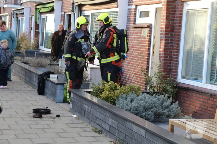 Vlam slaat in de pan tijdens bakken speklappen, bewoner loopt brandwonden op