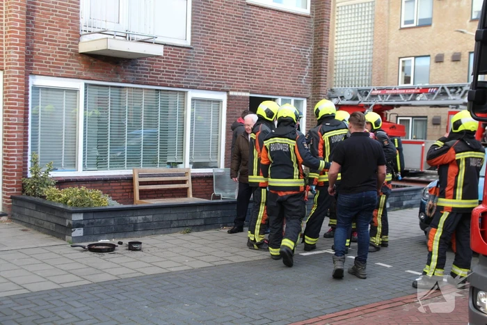 Vlam slaat in de pan tijdens bakken speklappen, bewoner loopt brandwonden op