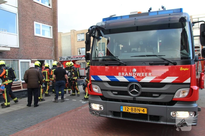Vlam slaat in de pan tijdens bakken speklappen, bewoner loopt brandwonden op