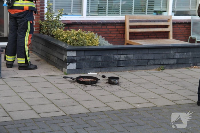 Vlam slaat in de pan tijdens bakken speklappen, bewoner loopt brandwonden op