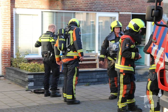 Vlam slaat in de pan tijdens bakken speklappen, bewoner loopt brandwonden op