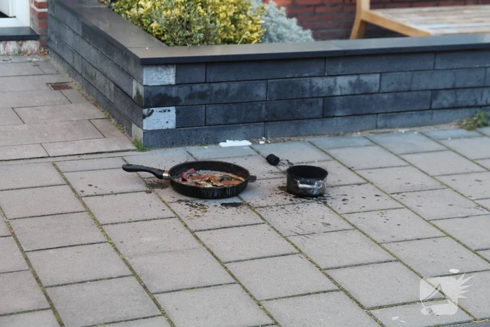 Vlam slaat in de pan tijdens bakken speklappen, bewoner loopt brandwonden op