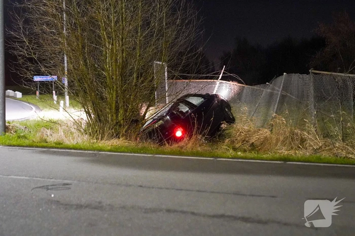 Auto raakt van weg en ramt hekwerk