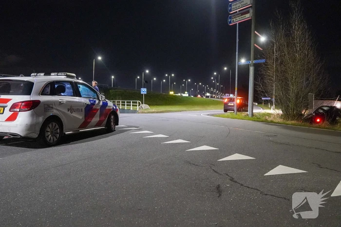 Auto raakt van weg en ramt hekwerk