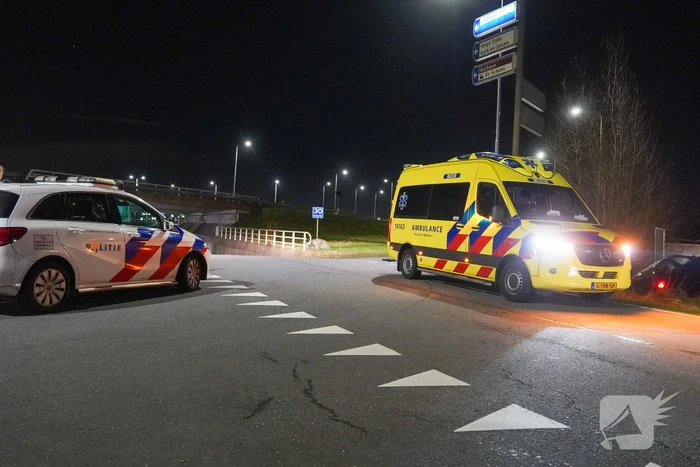 Auto raakt van weg en ramt hekwerk