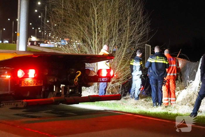 Auto raakt van weg en ramt hekwerk