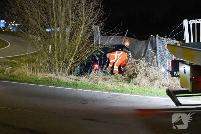 Auto raakt van weg en ramt hekwerk