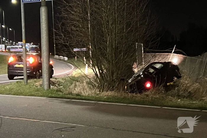 Auto raakt van weg en ramt hekwerk