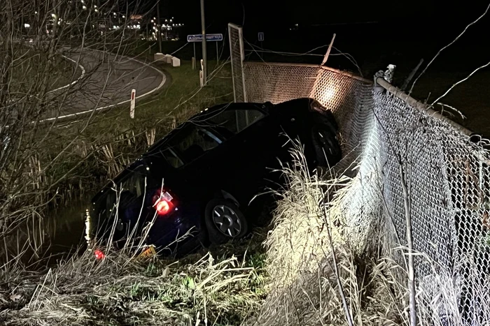 Auto raakt van weg en ramt hekwerk