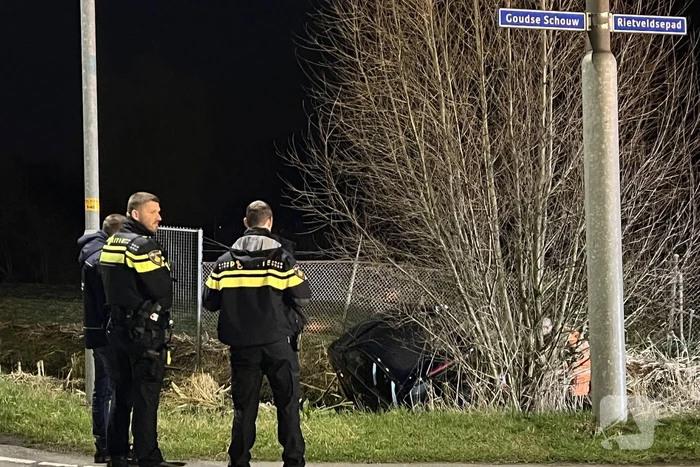 Auto raakt van weg en ramt hekwerk