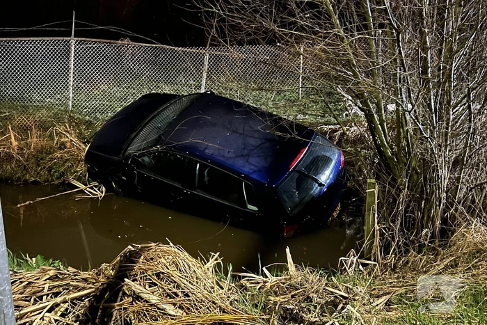 Auto raakt van weg en ramt hekwerk