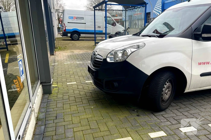 Fietser gewond bij aanrijding met bestelwagen