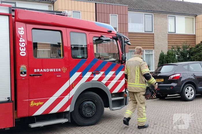 Brandweer doet onderzoek naar gaslucht in woning