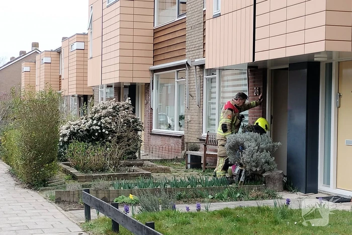 Brandweer doet onderzoek naar gaslucht in woning