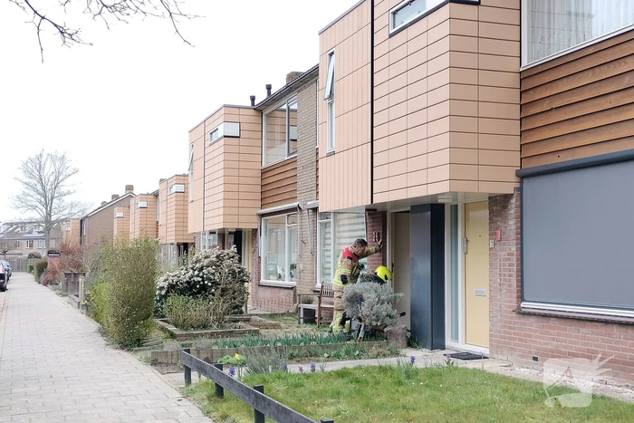 Brandweer doet onderzoek naar gaslucht in woning