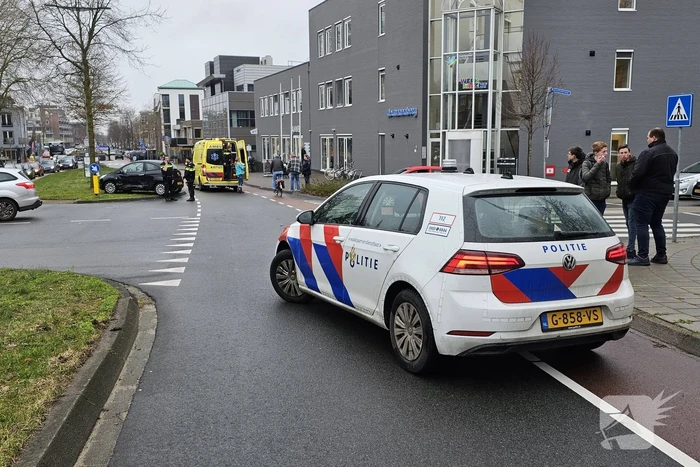 Twee personenwagens botsen op kruising