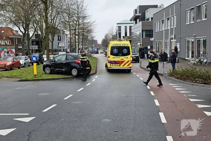 Twee personenwagens botsen op kruising