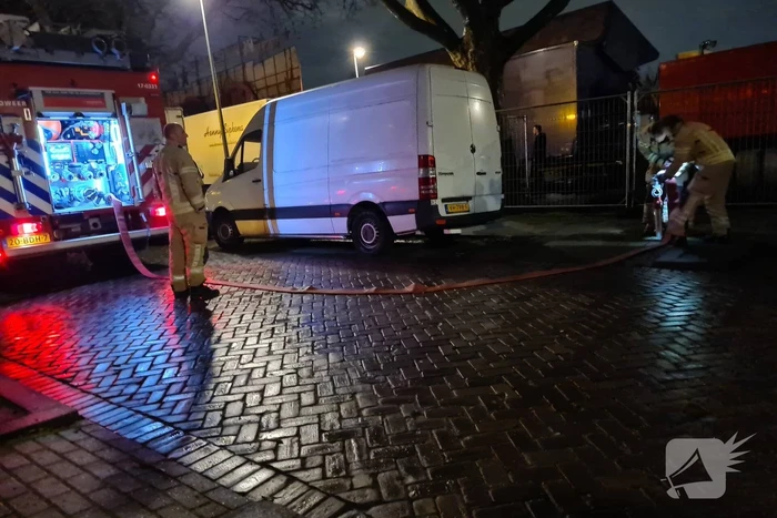 Kermistrailer vliegt in brand