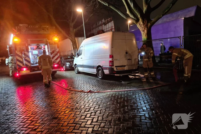 Kermistrailer vliegt in brand