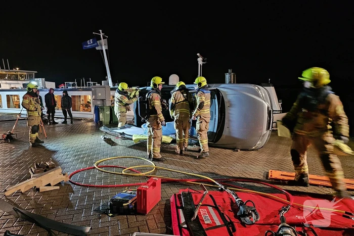 Brandweer oefent op boot met asielzoekers