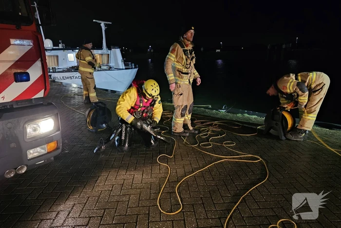 Brandweer oefent op boot met asielzoekers