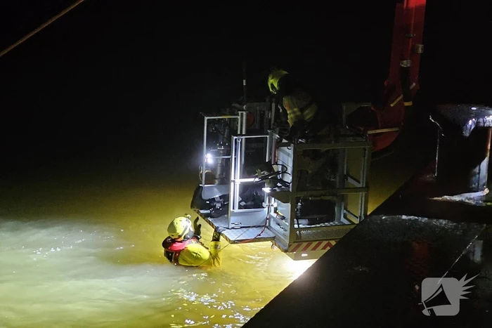 Brandweer oefent op boot met asielzoekers