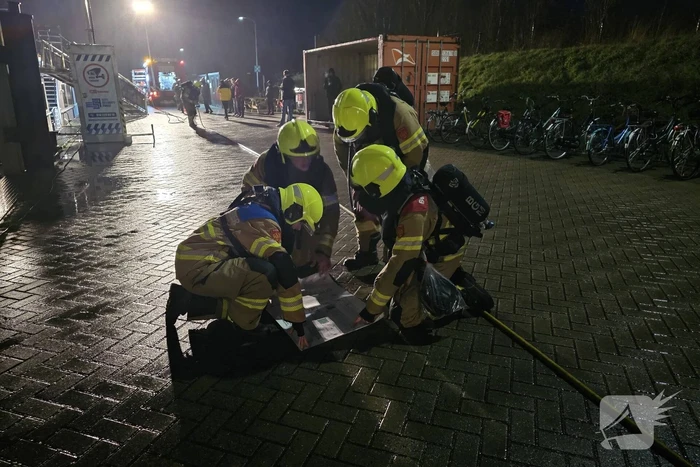 Brandweer oefent op boot met asielzoekers