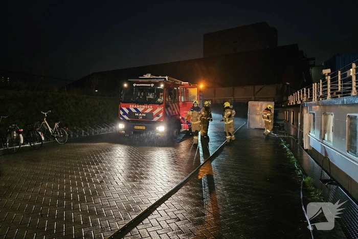 Brandweer oefent op boot met asielzoekers