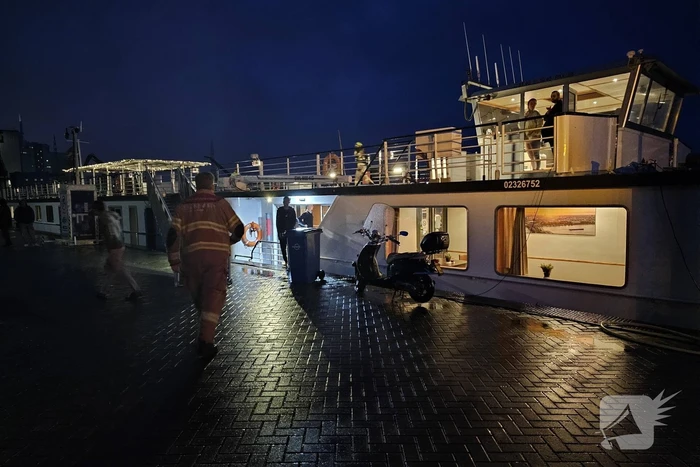 Brandweer oefent op boot met asielzoekers