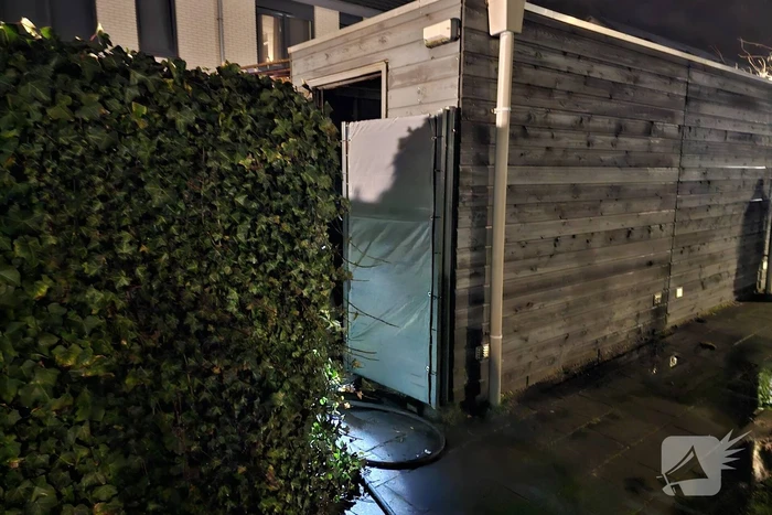 Brand in schuur achter woning