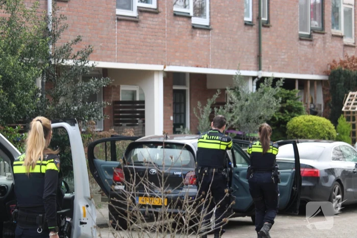 Politie trekt vuurwapen bij aanhoudingen na steekpartij