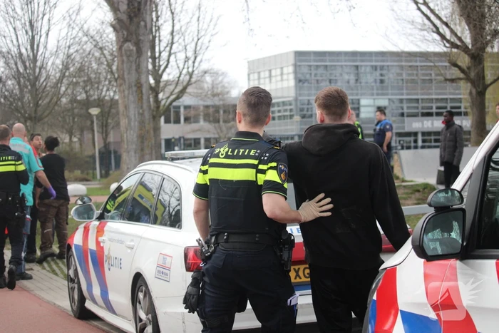 Politie trekt vuurwapen bij aanhoudingen na steekpartij