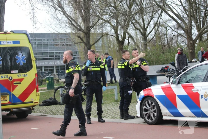 Politie trekt vuurwapen bij aanhoudingen na steekpartij