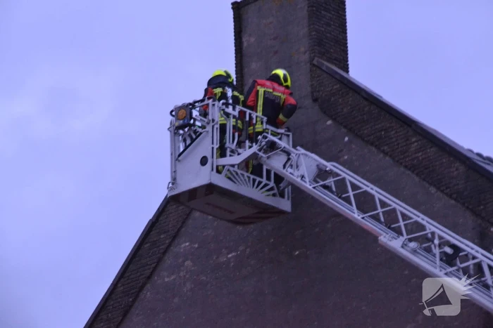 Dakpannen dreigen op weg te vallen