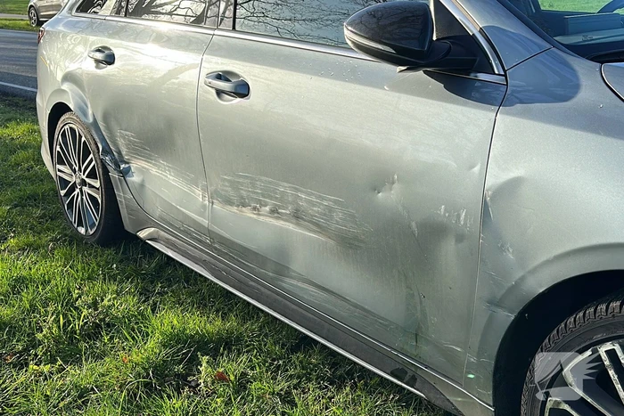 Auto belandt op de kop, cilinder lachgas ontdekt
