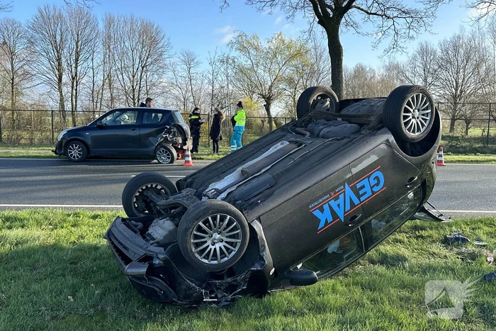Auto belandt op de kop, cilinder lachgas ontdekt