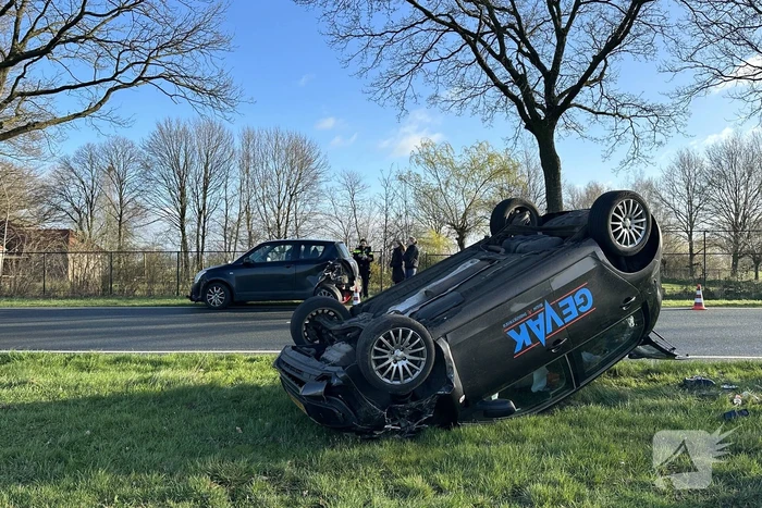 Auto belandt op de kop, cilinder lachgas ontdekt