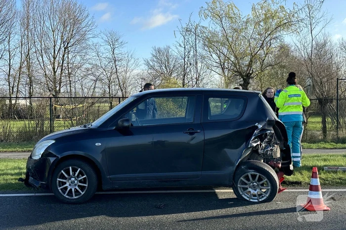 Auto belandt op de kop, cilinder lachgas ontdekt