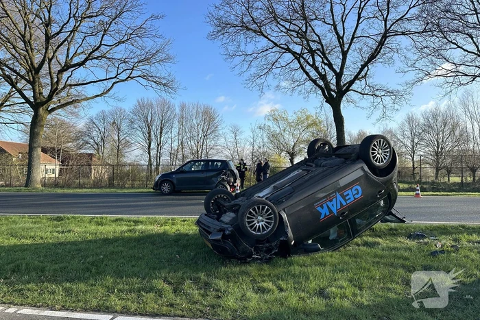 Auto belandt op de kop, cilinder lachgas ontdekt