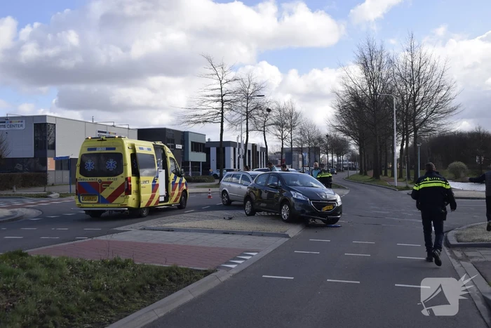 Twee personenwagens betrokken bij botsing op kruising