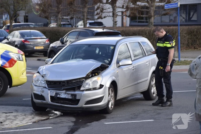 Twee personenwagens betrokken bij botsing op kruising