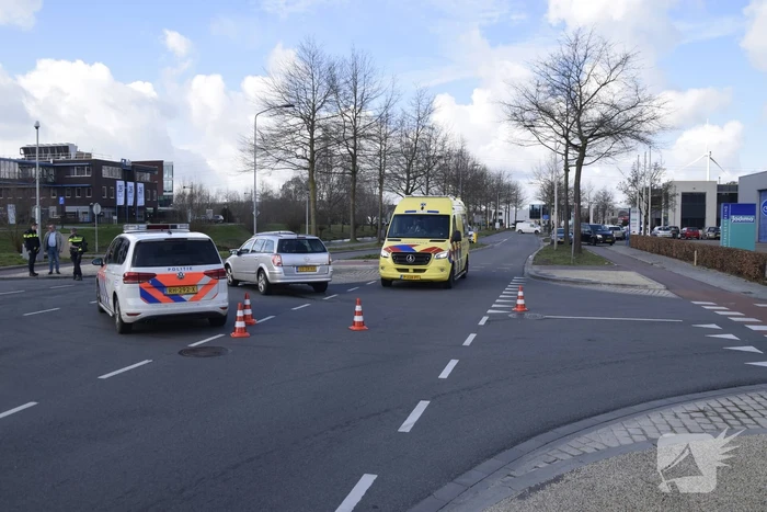 Twee personenwagens betrokken bij botsing op kruising