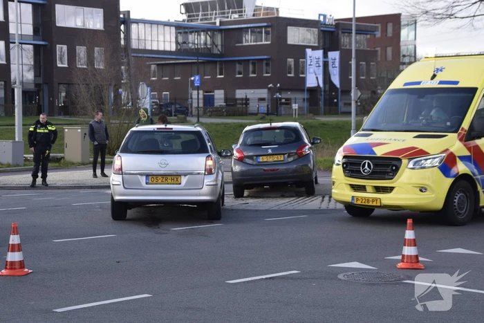 Twee personenwagens betrokken bij botsing op kruising