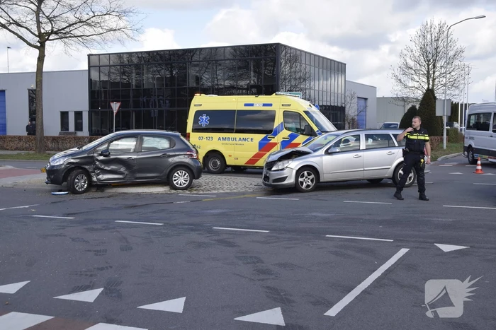 Twee personenwagens betrokken bij botsing op kruising